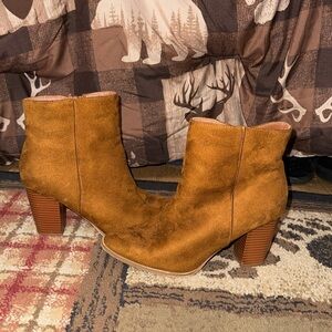Really nice tan suede heeled boots size 8 side zipper